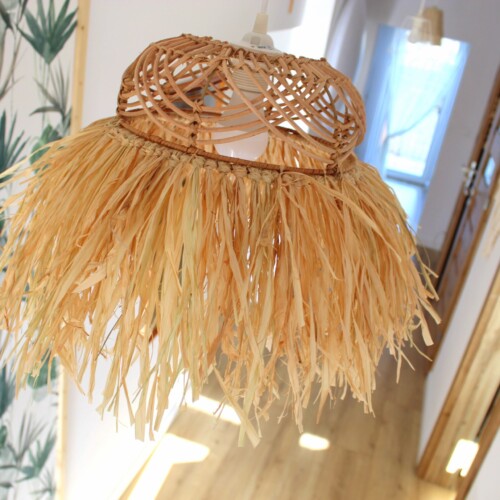Lampa BOHO wisząca z rafii, sufitowa, abażur z rafii boho, lampa z ratanu wisząca sufitowa, dekoracje z rafii, lampa do sypialni boho, lampa boho na korytarz, żyrandol boho z rafii i rattanu, lampa wisząca boho do sypialni, żyrandol na korytarz, tapeta w liście monstery, lampa na żarówkę z dużym gwintem e27