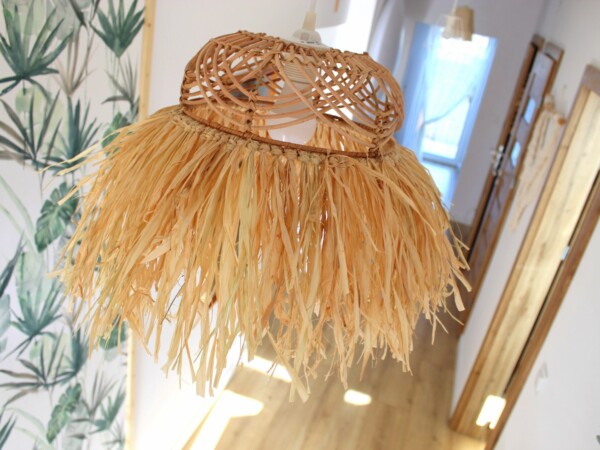 Lampa BOHO wisząca z rafii, sufitowa, abażur z rafii boho, lampa z ratanu wisząca sufitowa, dekoracje z rafii, lampa do sypialni boho, lampa boho na korytarz, żyrandol boho z rafii i rattanu, lampa wisząca boho do sypialni, żyrandol na korytarz, tapeta w liście monstery, lampa na żarówkę z dużym gwintem e27