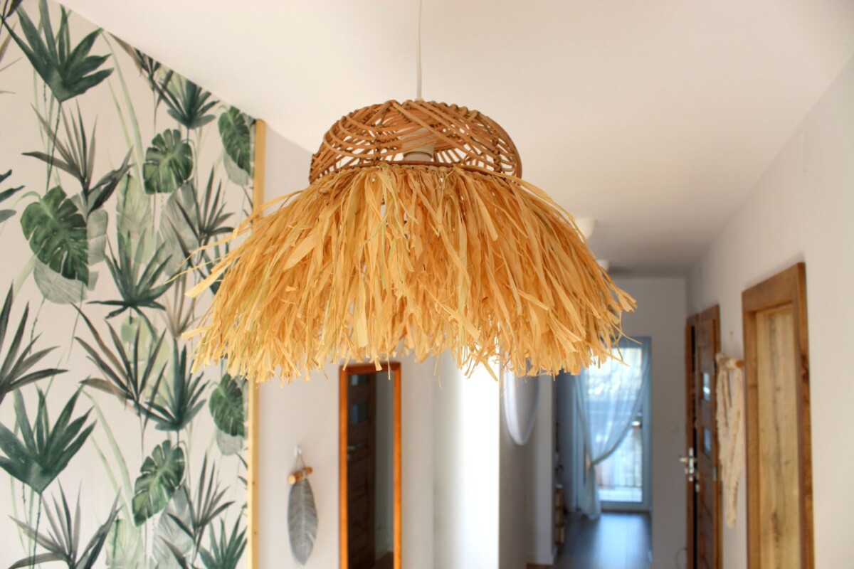 Lampa BOHO wisząca z rafii, sufitowa, abażur z rafii boho, lampa z ratanu wisząca sufitowa, dekoracje z rafii, lampa do sypialni boho, lampa boho na korytarz, żyrandol boho z rafii i rattanu, lampa wisząca boho do sypialni, żyrandol na korytarz, tapeta w liście monstery, lampa na żarówkę z dużym gwintem e27