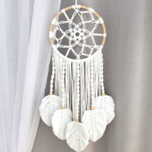 Łapacz snów biały makrama, dekoracje styl skandynawski, łapacz snów do sypialni, łapacz snów z piórkami