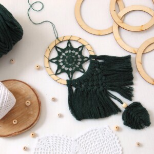 Łapacz snów do auta butelkowa zieleń, mały łapacz snów makrama, łapacz snów na okno