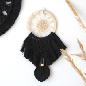 Łapacz snów czarny mały do auta samochodu, łapacz snów z piórkiem, dream catcher macrame, łapacze snów rzeszów, sędziszów małopolski, czarne dekoracje, stylowe czarne dodatki