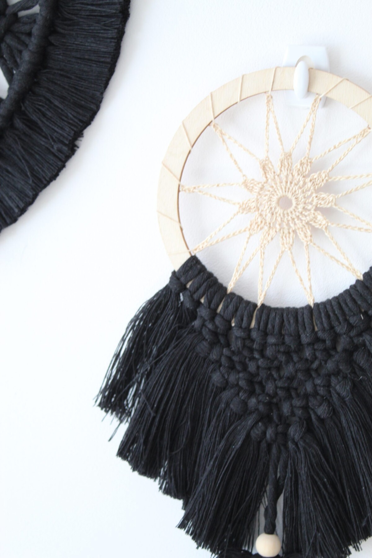 Łapacz snów czarny mały do auta samochodu, łapacz snów z piórkiem, dream catcher macrame, łapacze snów rzeszów, sędziszów małopolski, czarne dekoracje, stylowe czarne dodatki