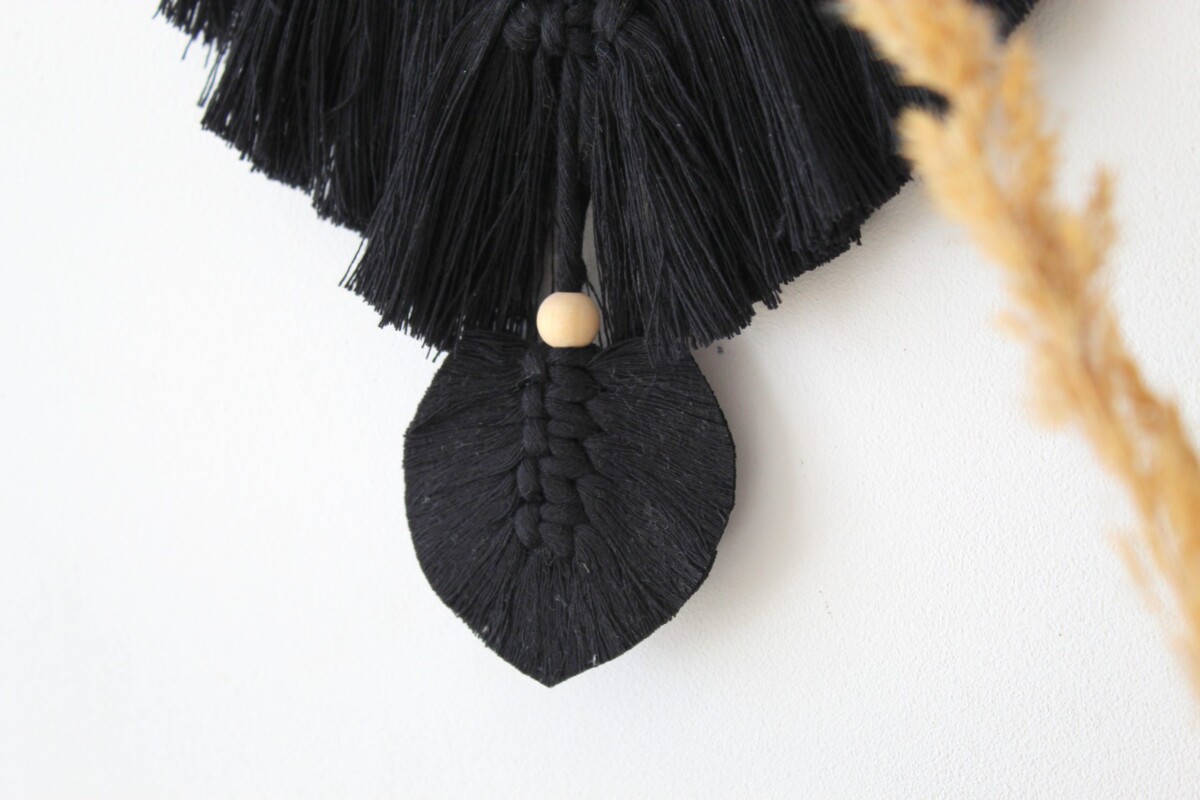 Łapacz snów czarny mały do auta samochodu, łapacz snów z piórkiem, dream catcher macrame, łapacze snów rzeszów, sędziszów małopolski, czarne dekoracje, stylowe czarne dodatki