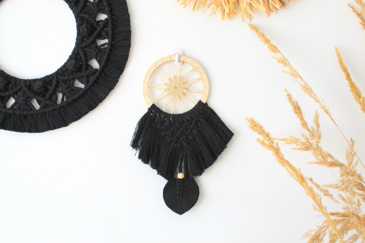 Łapacz snów czarny mały do auta samochodu, łapacz snów z piórkiem, dream catcher macrame, łapacze snów rzeszów, sędziszów małopolski, czarne dekoracje, stylowe czarne dodatki