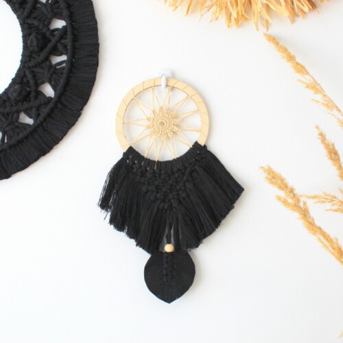 Łapacz snów czarny mały do auta samochodu, łapacz snów z piórkiem, dream catcher macrame, łapacze snów rzeszów, sędziszów małopolski, czarne dekoracje, stylowe czarne dodatki