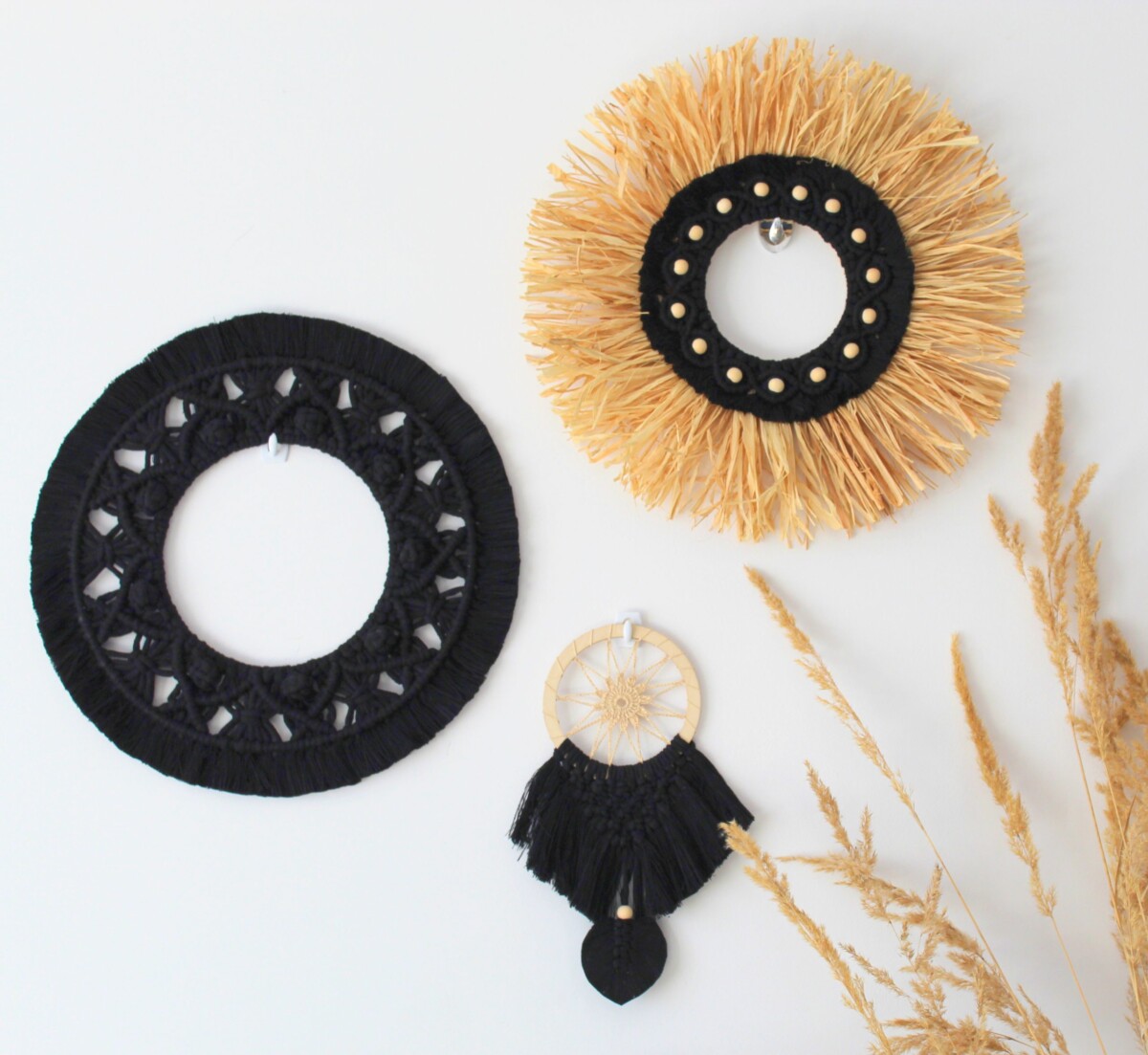 Łapacz snów czarny mały do auta samochodu, łapacz snów z piórkiem, dream catcher macrame, łapacze snów rzeszów, sędziszów małopolski, czarne dekoracje, stylowe czarne dodatki