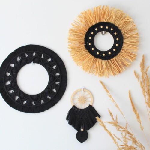 Łapacz snów czarny mały do auta samochodu, łapacz snów z piórkiem, dream catcher macrame, łapacze snów rzeszów, sędziszów małopolski, czarne dekoracje, stylowe czarne dodatki