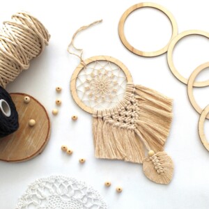 Mały łapacz snów piaskowy do auta, samochodu, łapacz snów piaskowy makrama, łapacz snów beżowy mały, piaskowe dekoracje, piaskowy łapacz, łapacz snów rzeszów sędziszów Małopolski, prezent dla przyjaciółki, prezent dla nastolatki