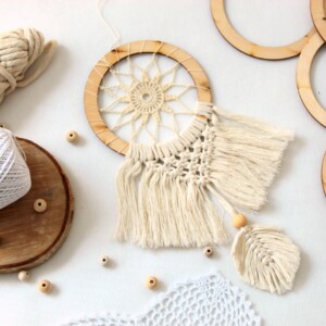 Łapacz snów kremowy mały do auta samochodu, łapacz snów do pokoju dziecka, łapacz snów makrama, łapacz snów ze sznurka na drewnianej obręczy