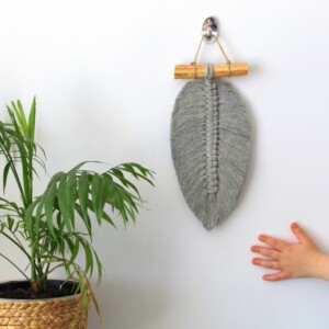 Listek makramowy mały szary, dekoracje szare do pokoju dziecka, dekoracje dziecięce, pióro makramowe szare, liście makramowe szare