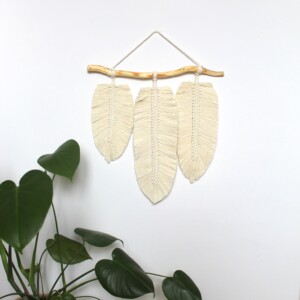Liście makramowe kremowe na falowanej gałęzi, pióra makramowe kremowe ecru na kijku
