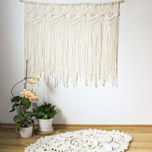 Makrama do sypialni, co powiesić nad łóżkiem w sypialni, makrama szeroka naturalna kremowa na gałęzi