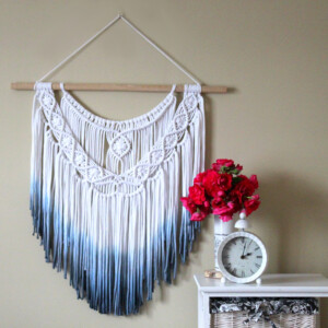 Makrama ombre biało niebieska farbowana, makrama nowoczesna na kiju, makrama biała do salonu, nowoczesna makrama, makrama classic blue dodatki wnętrza