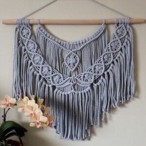 Makrama na ścianę do salonu szara, makrama z frędzlami kwadratowa, makrama w domu