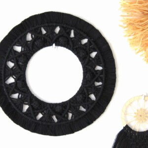 Makrama okrągła czarna styl loft, obręcz makramowa czarna, dekoracje czarne loftowe, czarne dodatki do domu, makramy rzeszów, sędziszów małopolski, styl loftowy wnętrza inspiracje