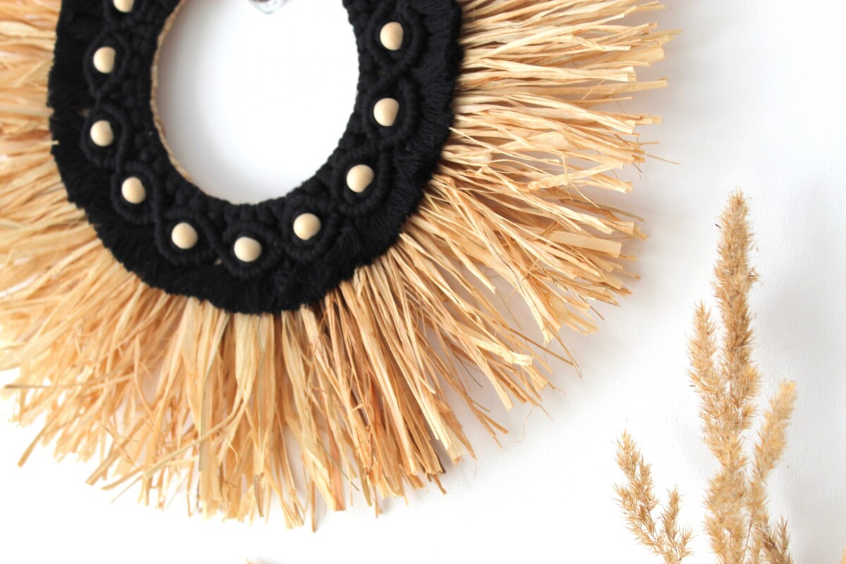 Makrama okrągła z rafią czarna, dekoracje w stylu loft, dekoracje industrialne, dekoracje z rafią, obręcz z rafii, rafia naturalna dekoracje boho, dekoracje na klatkę schodową, dekoracje korytarz, makramy sędziszów małopolski rzeszów, dekoracje okrągłe