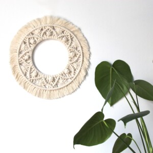 Makrama okrągła kremowa mandala, kremowe dekoracje boho na ścianę, makrama z frędzlami boho