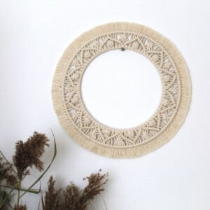 Makrama okrągła kremowa mandala, kremowe dekoracje boho na ścianę, makrama z frędzlami boho