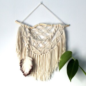 Makrama z piórami, makrama naturalna kremowa na gałęzi z listkiem makramowym, makrama mała ecru