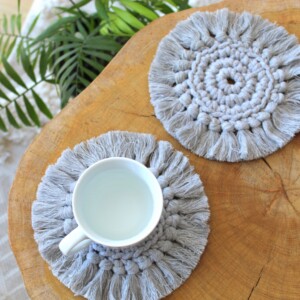 Mała serwetka podkładka pod kubek szara z frędzlami na szydełku ze sznurka, serwetki nowoczesne na szydełku, serwetki ze sznurka, małe serwetki dekoracyjne BOHO