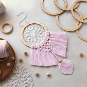 Mały łapacz snów do samochodu pudrowy róż, łapacz snów z makramy pudrowy róż, mały łapacz snów do auta, łapacz snów z makramy pudrowy róż, łapacz snów na prezent