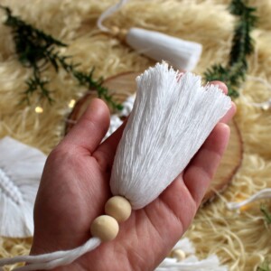 Ozdoba choinkowa boho chwost biała zawieszka makrama, ozdoby świąteczne boho makramowe, dekoracje świąteczne boho makrama rzeszów, sędziszów małopolski, białe ozdoby świąteczne na choinkę