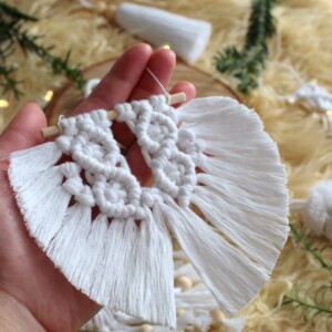 Ozdoba na choinkę boho skrzydła aniołka, biała zawieszka makrama, ozdoby świąteczne boho makramowe, dekoracje świąteczne boho makrama rzeszów, sędziszów małopolski, białe ozdoby świąteczne na choinkę