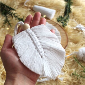 Ozdoba na choinkę boho biała zawieszka makrama listek liść, ozdoby świąteczne boho makramowe, dekoracje świąteczne boho makrama rzeszów, sędziszów małopolski, białe ozdoby świąteczne na choinkę