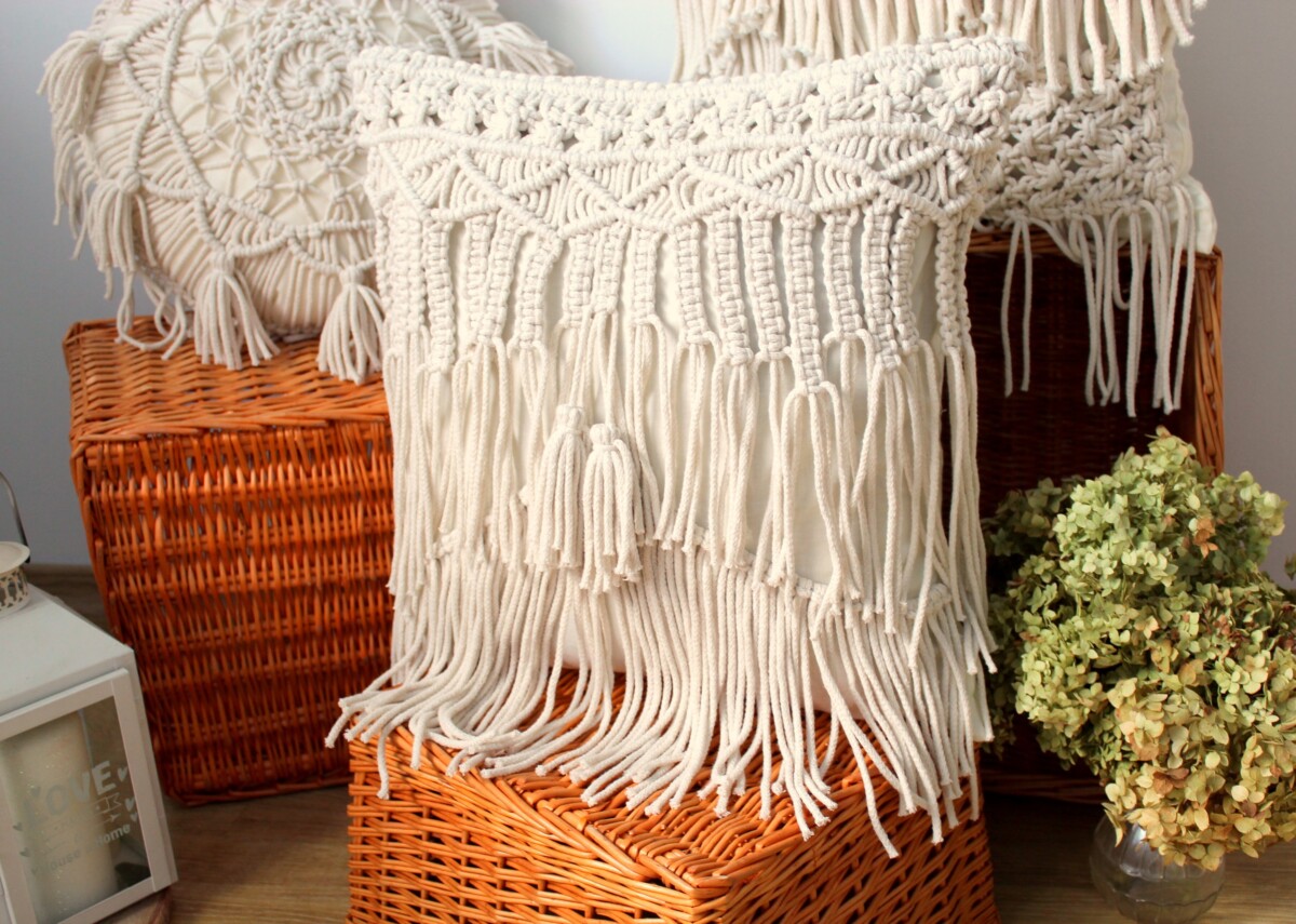 Poszewka makrama boho kwadratowa 45x45, poduszka makrama boho kwadratowa, poduszka dekoracyjna naturalna kremowa, poduszka dekoracyjna makrama, poduszka do salonu, poduszka do sypialni, kremowe dekoracje do salonu, kremowe dekoracje do sypialni, poduszka boho makramowa