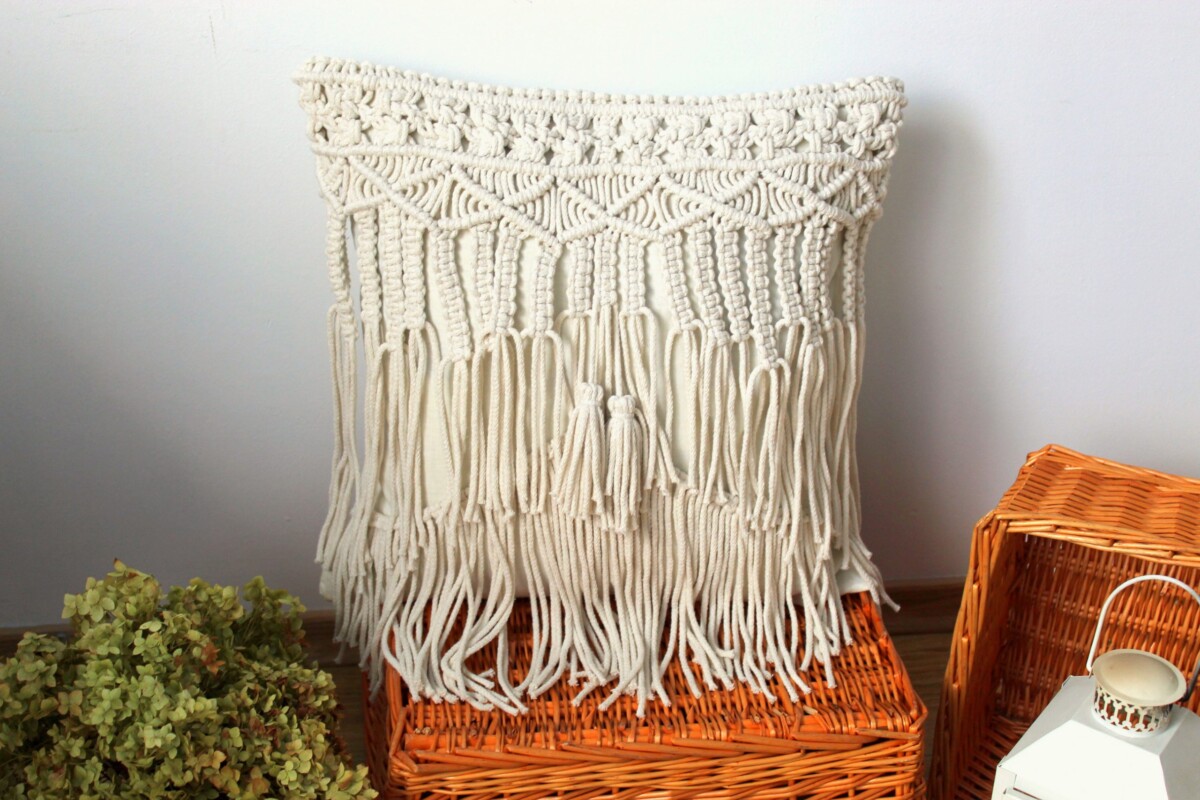 Poszewka makrama boho kwadratowa 45x45, poduszka makrama boho kwadratowa, poduszka dekoracyjna naturalna kremowa, poduszka dekoracyjna makrama, poduszka do salonu, poduszka do sypialni, kremowe dekoracje do salonu, kremowe dekoracje do sypialni, poduszka boho makramowa