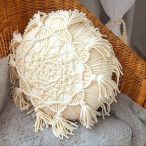 Poduszka boho makramaz frędzlami kremowa ze sznurka naturalna, poduszka boho kremowa, poduszka makrama ecru, poduszka makrama z chwostami, poduszka ze sznurka, poduszka okrągła, dekoracje kremowe do salonu, dekoracje boho do salonu, poduszka dekoracyjna kremowa, salon boho, scandi boho