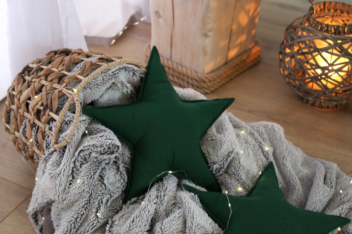 Poduszka gwiazdka butelkowa zieleń bawełniana, świąteczne dekoracje butelkowa zieleń, ozdoby świąteczne butelkowa zieleń. pillow star, butelkowa zieleń świąteczne inspiracje, świąteczne poduszki butelkowa zieleń
