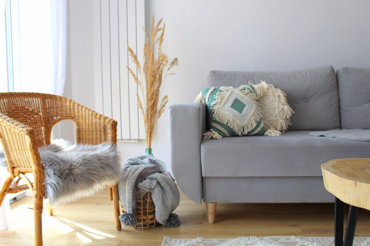 Poszewka boho z frędzlami szałwia salon boho, poszewka szałwia, poduszka szałwia boho z frędzlami, zielona poszewka boho, szara sofa, zielone dodatki w salonie, poduszka dekoracyjna z kremowa aplikacja, poduszka szałwia makrama, macrame boho sage pillow, poduszka makrama szałwia 40x40 cm