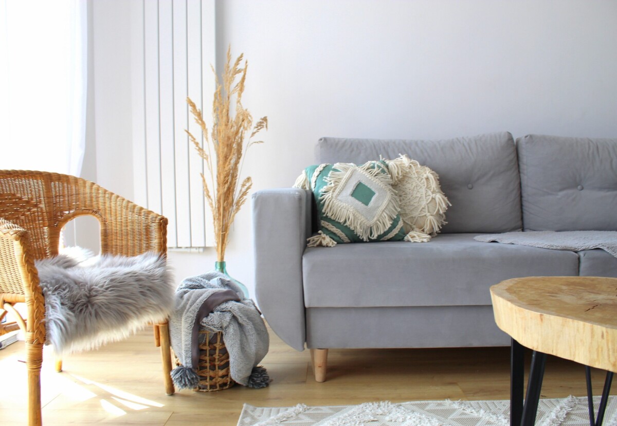 Poszewka boho z frędzlami szałwia salon boho, poszewka szałwia, poduszka szałwia boho z frędzlami, zielona poszewka boho, szara sofa, zielone dodatki w salonie, poduszka dekoracyjna z kremowa aplikacja, poduszka szałwia makrama, macrame boho sage pillow, poduszka makrama szałwia 40x40 cm