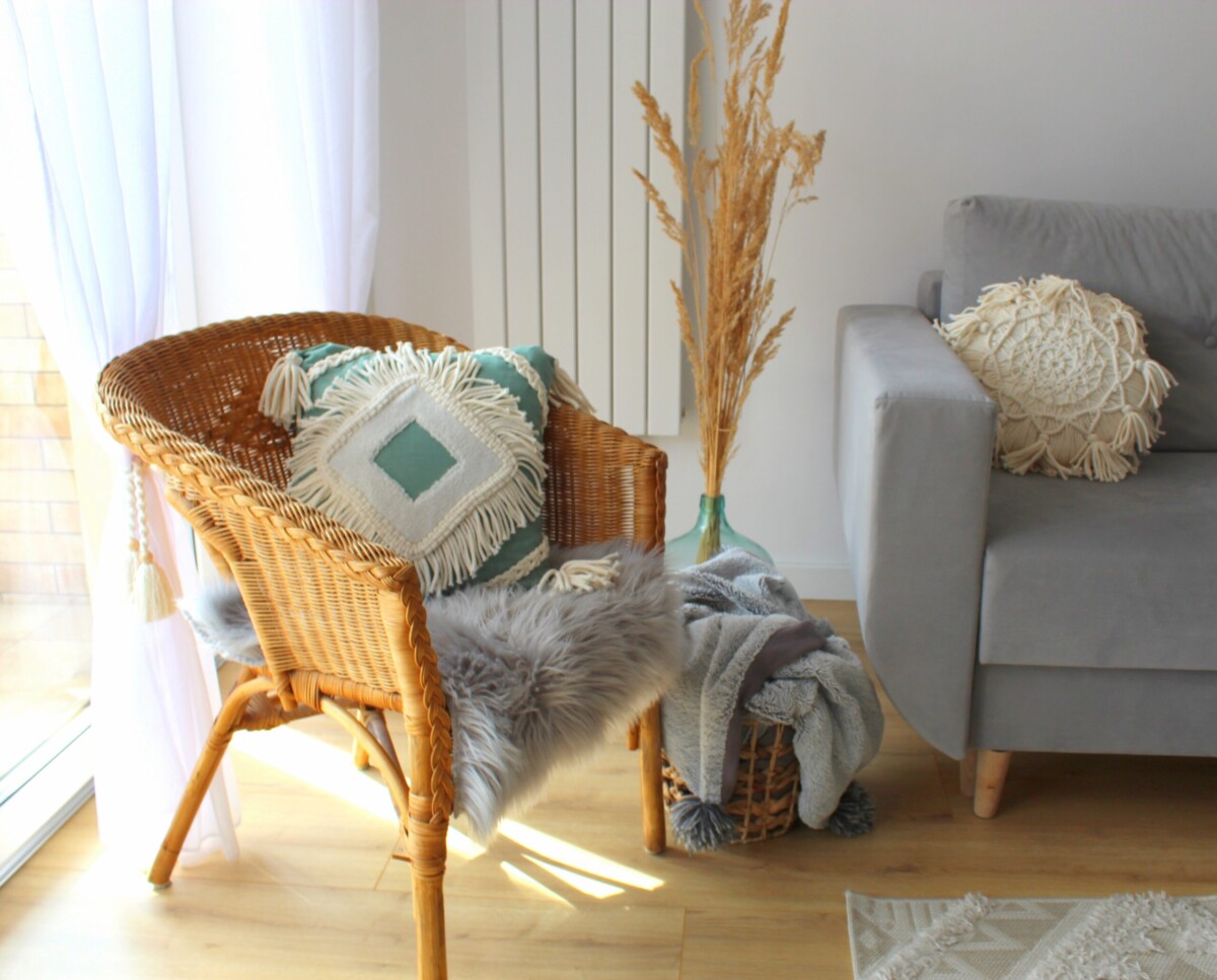 Poszewka boho z frędzlami szałwia salon boho, poszewka szałwia, poduszka szałwia boho z frędzlami, zielona poszewka boho, szara sofa, zielone dodatki w salonie, poduszka dekoracyjna z kremowa aplikacja, poduszka szałwia makrama, macrame boho sage pillow, poduszka makrama szałwia 40x40 cm, poszewka lniana dekoracyjna szałwia