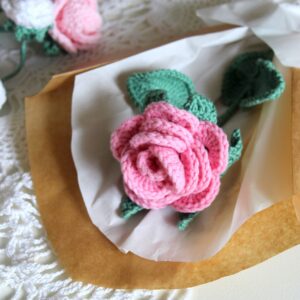 Róża na szydełku na prezent dla kobiety na dzień kobiet dla nauczyciela dzień nauczyciela różowa róża z listkami bukiet