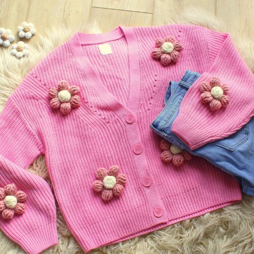 Różowy sweter w kwiaty 3d Różowy sweter z kwiatami 3d z włóczki naszywanymi , z kwiatmi na szydełku wypukłymi, różowy kardigan zapinany swetry oversize modny różowe swetry wiosna 2024, sweter damski z kwiatami sweter damski z kwiatami 3d reserved, sweter z kwiatami 3d różowymi, zapinany na guziki