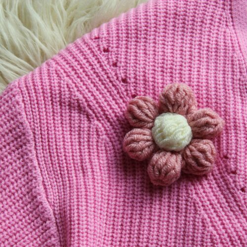 Rozowy-sweter-w-kwiaty-3d-z-wloczki-na-szydelku-kardigan-zapinany-na-guziki-8
