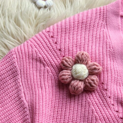 Rozowy-sweter-z-kwiatami-3d-naszywanymi-z-wloczki-na-szydelku-kardigan-2