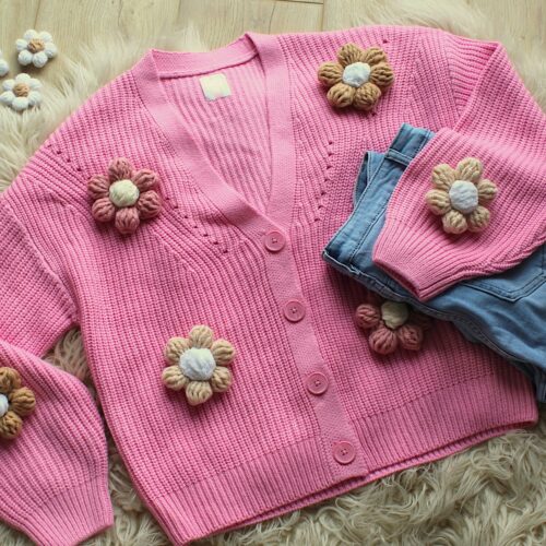Różowy sweter z kwiatami 3d z włóczki naszywanymi , z kwiatmi na szydełku wypukłymi, różowy kardigan zapinany swetry oversize modny różowe swetry wiosna 2024, sweter damski z kwiatami sweter damski z kwiatami 3d reserved, sweter z kwiatami 3d różowymi