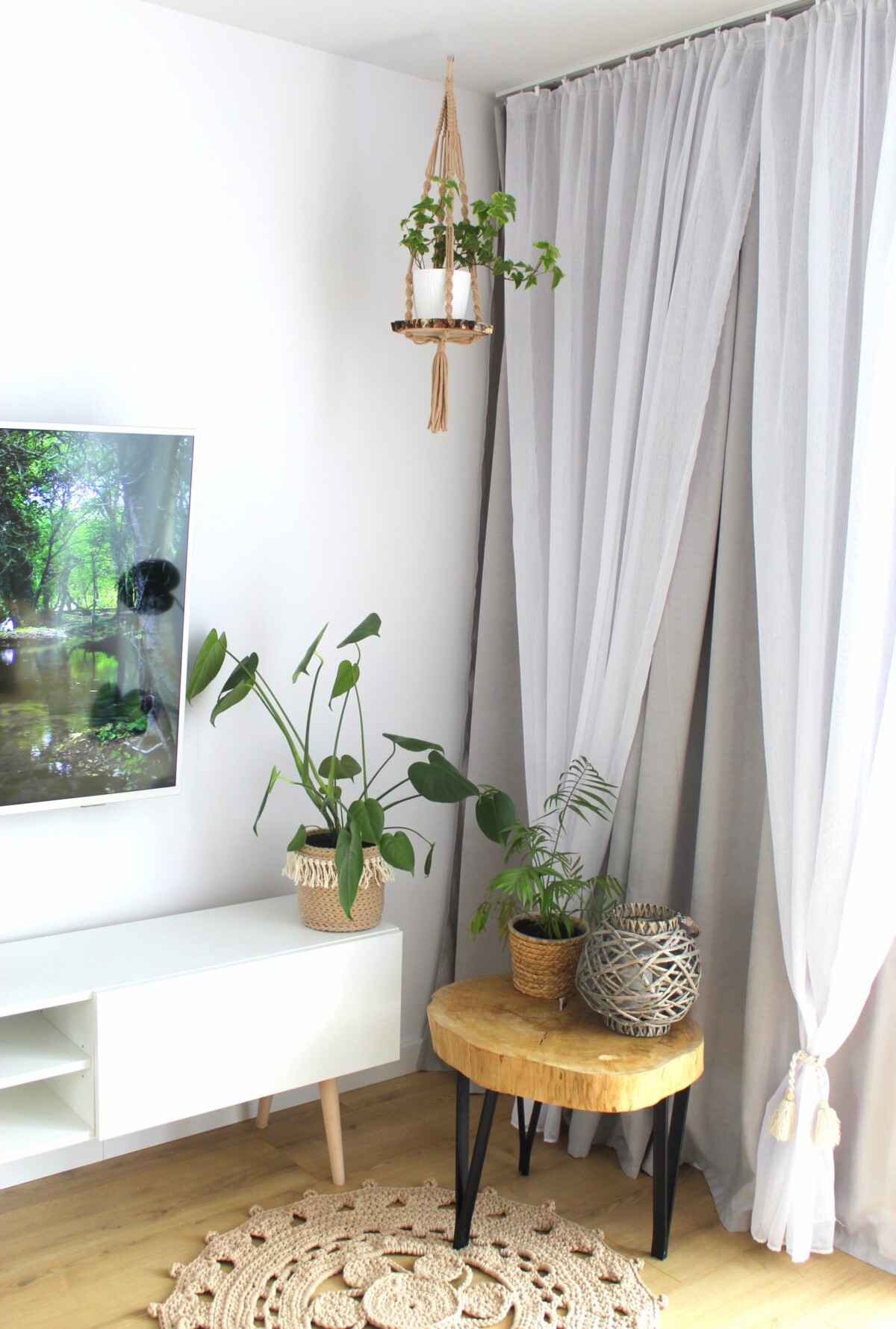 Kwietnik boho dekoracje, kwietnik karmelowy z deską