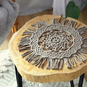 Serwetka boho beżowa nowoczesna, serwetka makrama z frędzlami, serwetka na komodę, serwetka na stolik