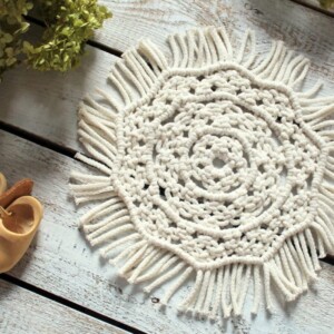 Serwetka z makramy, serwetka na stół, serwetka na szydełku, nowoczesna serwetka na komodę, serwetka mała, serwetka kremowa, kremode dekoracje do salonu, kremowe dekoracje do sypialni, serwetka z frędzlami