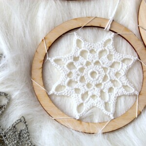 Sniezynka boho na choinkę biała, ozdoby boho na Boże Narodzenie, dekoracje świąteczne boho rzeszów, sędziszów małopolski, dekoracje szydełkowe boho na choinkę, gwiazdki boho, śnieżynki boho