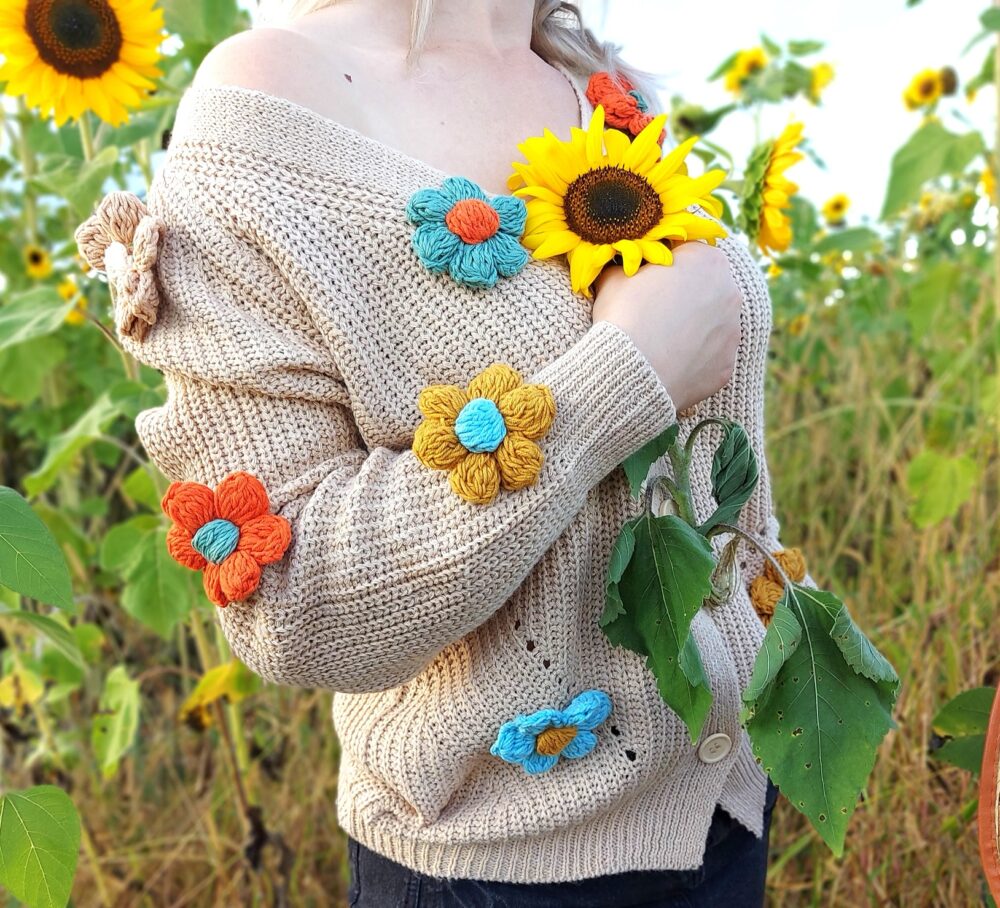 Sweter z kwiatami 3d z włóczki beżowy 