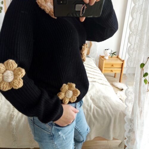 Sweter-z-kwiatami-na-szydelku-czarny-bezowe-duze-kwiaty-na-swetrze-10