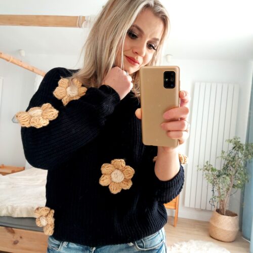 Sweter z kwiatami na szydełku czarny duże kwiaty karmelowe 3d z włóczki kwiaty beżowe, czarny sweterek z kwiatami modny nowość 3d