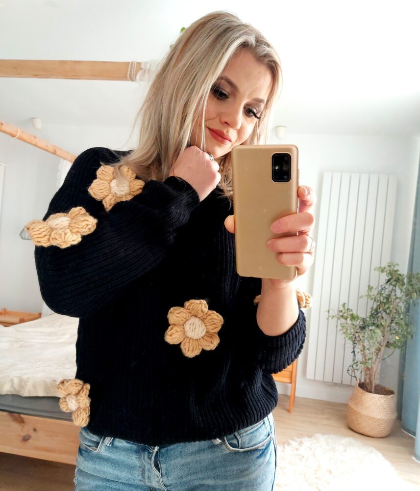 Sweter z kwiatami na szydełku czarny, karmelowe kwiaty
