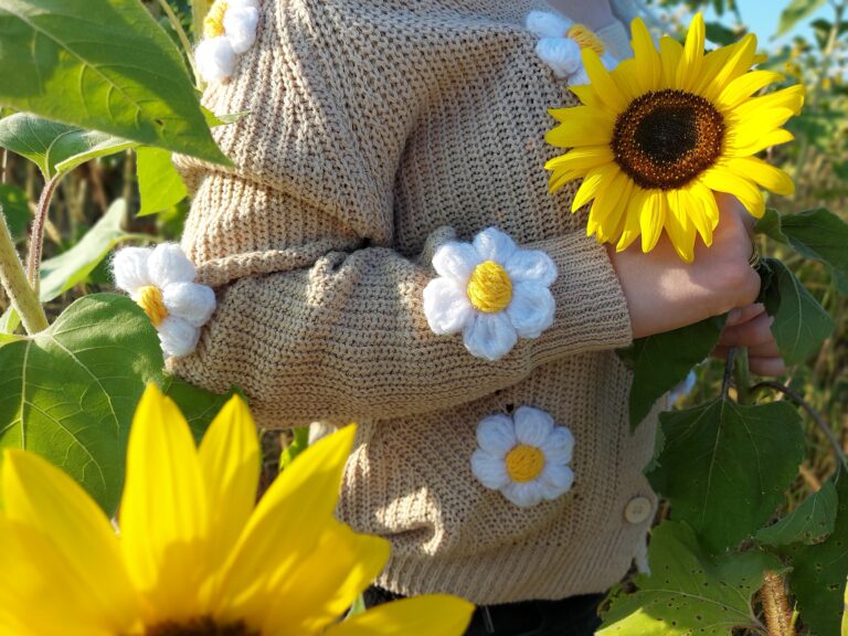 Sweter-z-kwiatami-rumiankami-3d-na-szydelku-z-wloczki-bezowy-damski-sweterek-zapinany-13